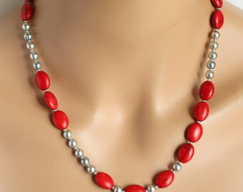 Collar de howlita roja y perlas grises, gema roja llamativa y gris plateada.