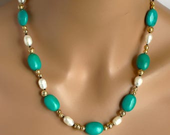 Gargantilla de howlita verde, lava dorada y perlas barrocas, joyería orgánica de piedra natural.