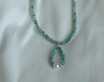 Collar artesanal de amasonita y cristal azul con colgante de perla
