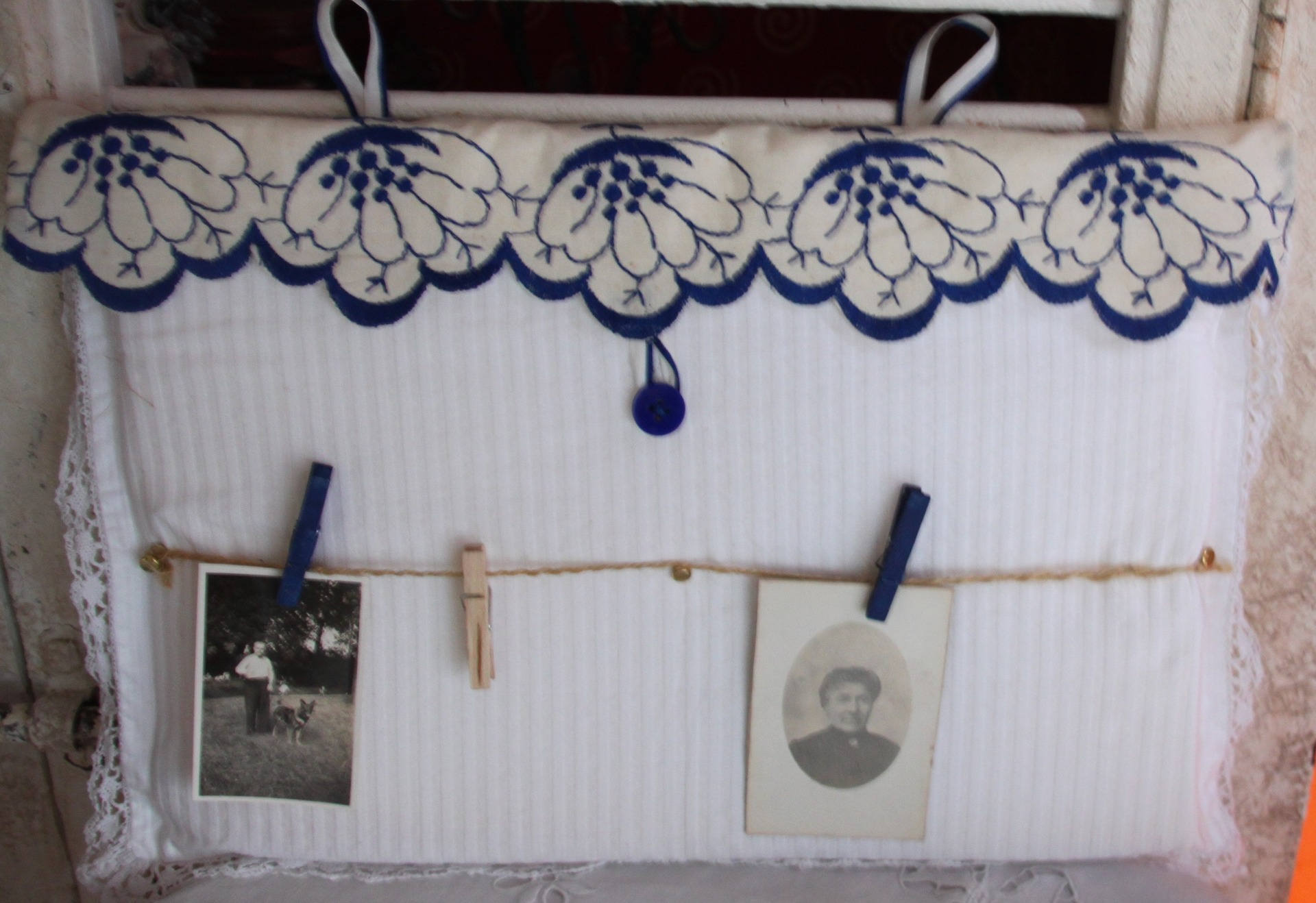 Porte Photos Mural en Textiles Anciens