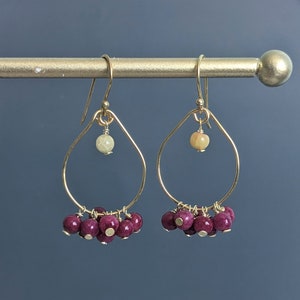 Pendientes colgantes de rubí frambuesa natural y zafiro amarillo en oro laminado de 24 quilates, piedra de nacimiento de julio, regalo para madre, esposa o hermana.