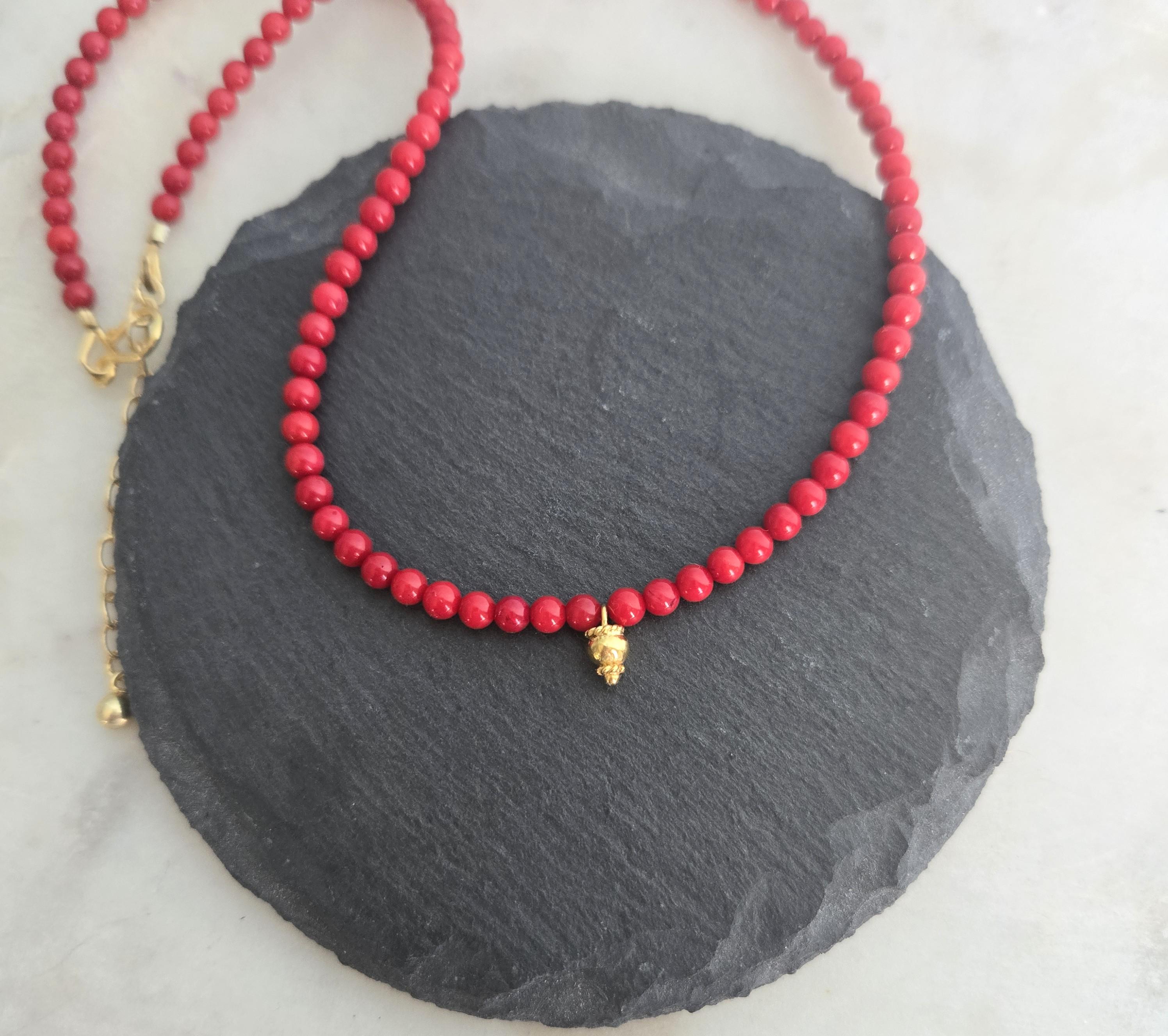 バリ島産ゴールドフィルドチャーム付きレッドコーラルビーズネックレス