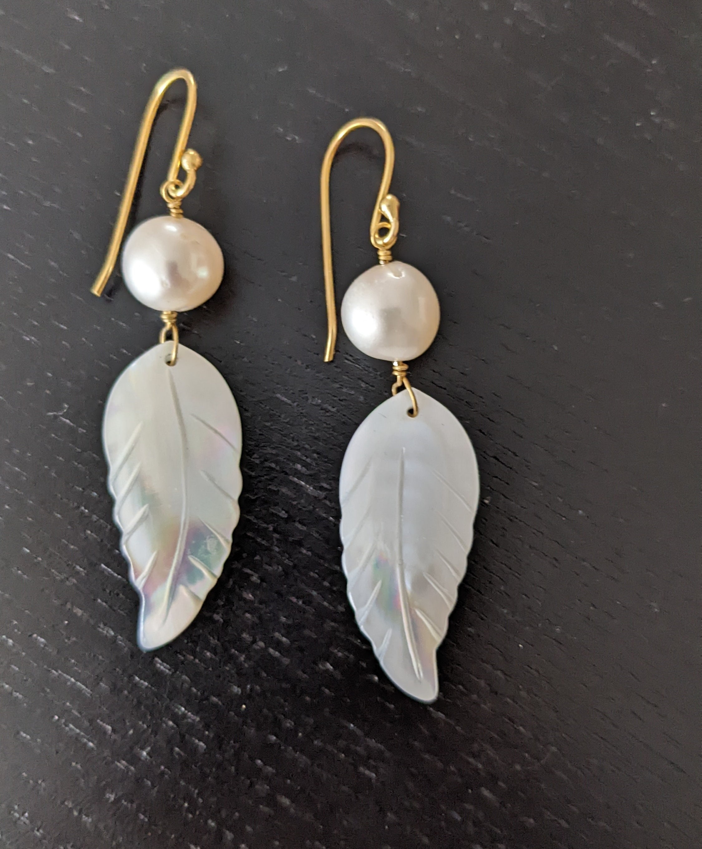 Boucles D'oreilles Pendantes Plumes Nacrées Avec Perle - Style Bohème - Neuf Avec étiquettes