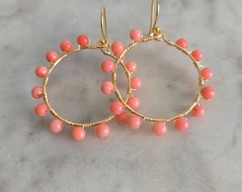 Pendientes de aro de coral rosa salmón, pendientes chapados en oro de 24 quilates, joyería bohemia hecha a mano.