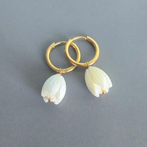 Puede incluir: Un letrero de madera hecho a mano con la palabra "Welcome" escrita a mano. El letrero está pintado de blanco con un acabado envejecido y presenta un pequeño corazón decorativo. Perfecto para añadir un toque rústico a cualquier hogar.