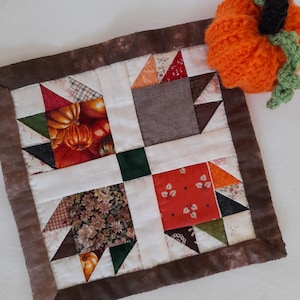 mini quilt met berenpootmotief / mini patchwork mat bruin / gewatteerde onderzetter / gewatteerde mokkenonderzetter met berenpootmotief / patchwork kaarsenonderzetter / gewatteerde snackonderzetter / quilt