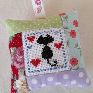 puntaspilli patchwork con punto croce gatto/patchwork pincushion with cross stitch cat/door hanger cat/cross stitch cat  ornament patchwork