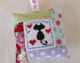 puntaspilli patchwork con punto croce gatto/patchwork pincushion with cross stitch cat/door hanger cat/cross stitch cat  ornament patchwork