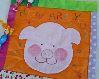 mini quilt with piggy applique/mini patchwork piggy applique/kids room decor quilt/mini wall hanging quilt/quilted min mat amnimal/kids gift