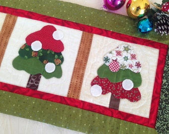 quilted table runner with appliqued Christmas trees/ Christmas tree patchwork runner/ Christlas quilt appliqued trees/ Christmas gift quilt