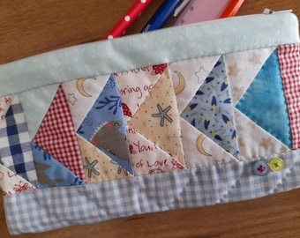 gestepptes Federmäppchen / Patchwork Federmäppchen / fliegende Gänse langes Mäppchen / gestepptes Mäppchen / Patchwork Brillenetui / gestepptes blau weiß rotes Mäppchen