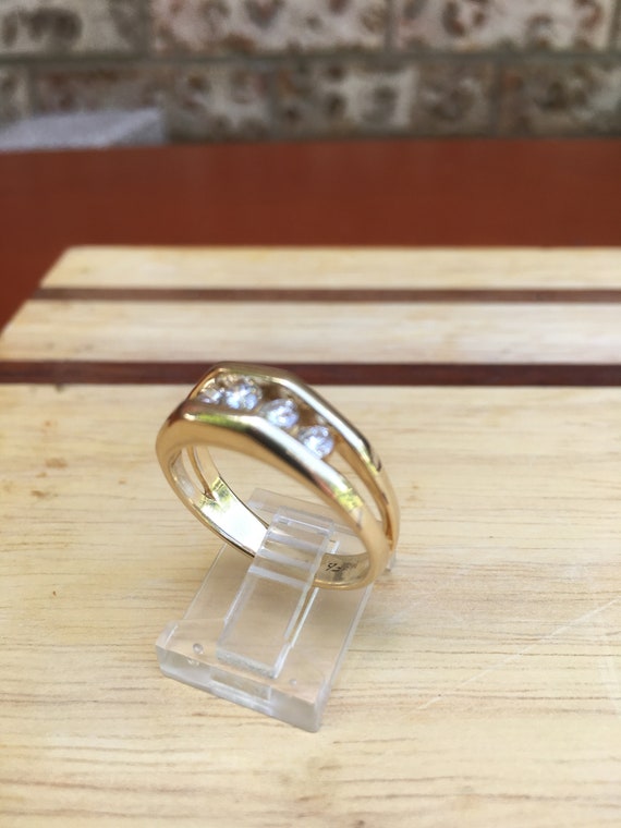 Sleek and Elegant 14k Gold and Diamond unisex ring