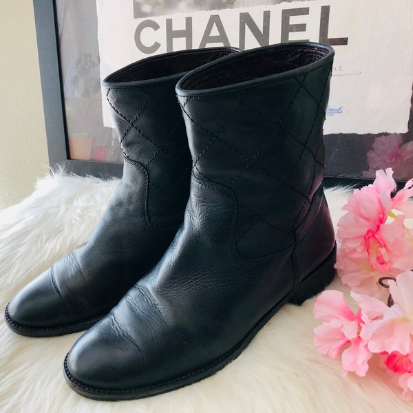 Authentic Chanel Ankle-High Casual Booties with Iconic Quilted Leather Accents/Black Calfskin Leather/38.5(Euro)/Low Heels/Italy/Gift