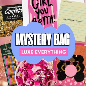 Könnte beinhalten: Eine Collage aus Schreibwaren und Partyartikeln, darunter eine Konfettibox, Grußkarten und ein Lesezeichen. Das zentrale Element ist eine blaue Sprechblase mit dem Text "MYSTERY BAG LUXE EVERYTHING". Die Farbpalette umfasst Rosa, Gold und Weiß.