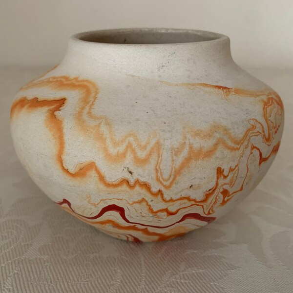 Jarrón de cerámica Nemadji, cerámica hecha a mano de mármol vintage, diseño de remolino en olla de arcilla nativa, marca estampada de cerámica de arte de EE. UU., 4" naranja de la década de 1980