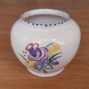Blomstervas från Poole Pottery från 1940-talet: Handmålad vintagedekor