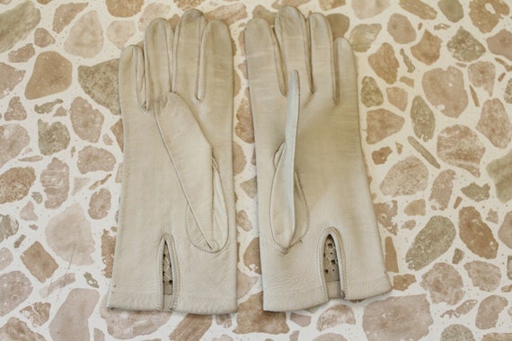 1940s Gray Gloves Embroidered Cutout Leather Vint… - image 2