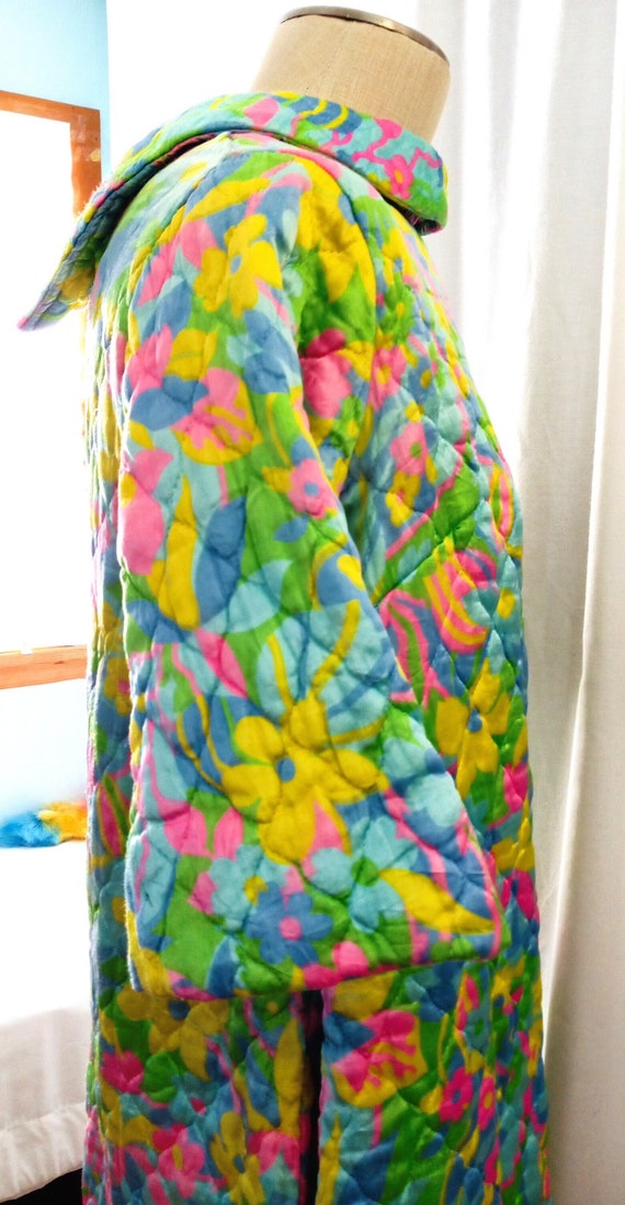 Vintage 1960s Psychedelic Robe Quilted Pastel Flor