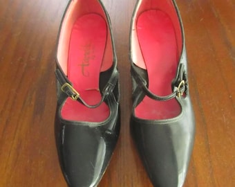 Vtg 60s Women&#39;s Shoes Kitten Heel Mary Janes 6.5M Pointy Toe Black Patent Leather Pumps Adorables by Marc Mod Punk Art Party Rare Cosplay