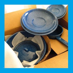 Vintage penpunt 7-delig EMAILLE pannen volledige set 4 x potten pannen 3 x deksels kampeerkeuken nieuwe oude voorraad in originele doos