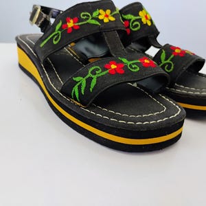 Sandalias vintage estilo Flower Power de los años 70 con cuña de corcho.