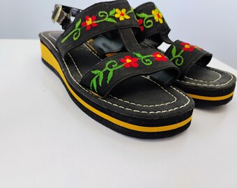 Sandalias vintage estilo Flower Power de los años 70 con cuña de corcho.