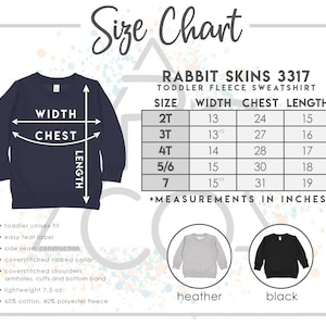 Może przedstawiać: Tabela rozmiar&oacute;w dla bluzy z polaru dla maluch&oacute;w Rabbit Skins 3317. Tabela pokazuje wymiary w calach dla rozmiar&oacute;w od 2T do 7. Obrazek przedstawia r&oacute;wnież granatową bluzę z napisami "szerokość", "klatka piersiowa" i "długość".