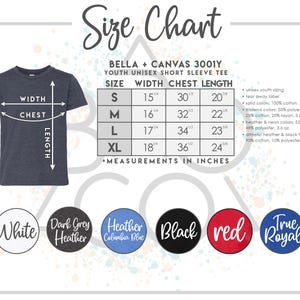 Op de afbeelding: Maattabel voor een unisex T-shirt met korte mouwen voor jongeren, met afmetingen in inches. De tabel bevat maten S tot XL, met afmetingen voor breedte, borst en lengte. Kleuropties zijn wit, donkergrijs heather, heather columbia blauw, zwart, rood en true royal.