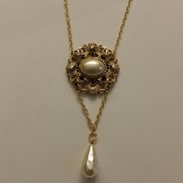 Upcycled Pearl Necklace, Pearl Necklace, Upcycled Vintage Necklace, Classic Necklace, Repurposed Jewelry, Unique Necklace, Upcycled Brooch