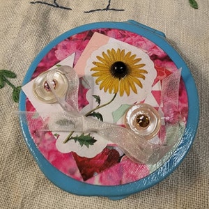 Pill Box, Compact Mirror, Repurposed Compact, Upcycled Compact, Retro Compact,Unique Pill Box, Women&#39;s Gift, Girls Gift, Nostalgic Compact,