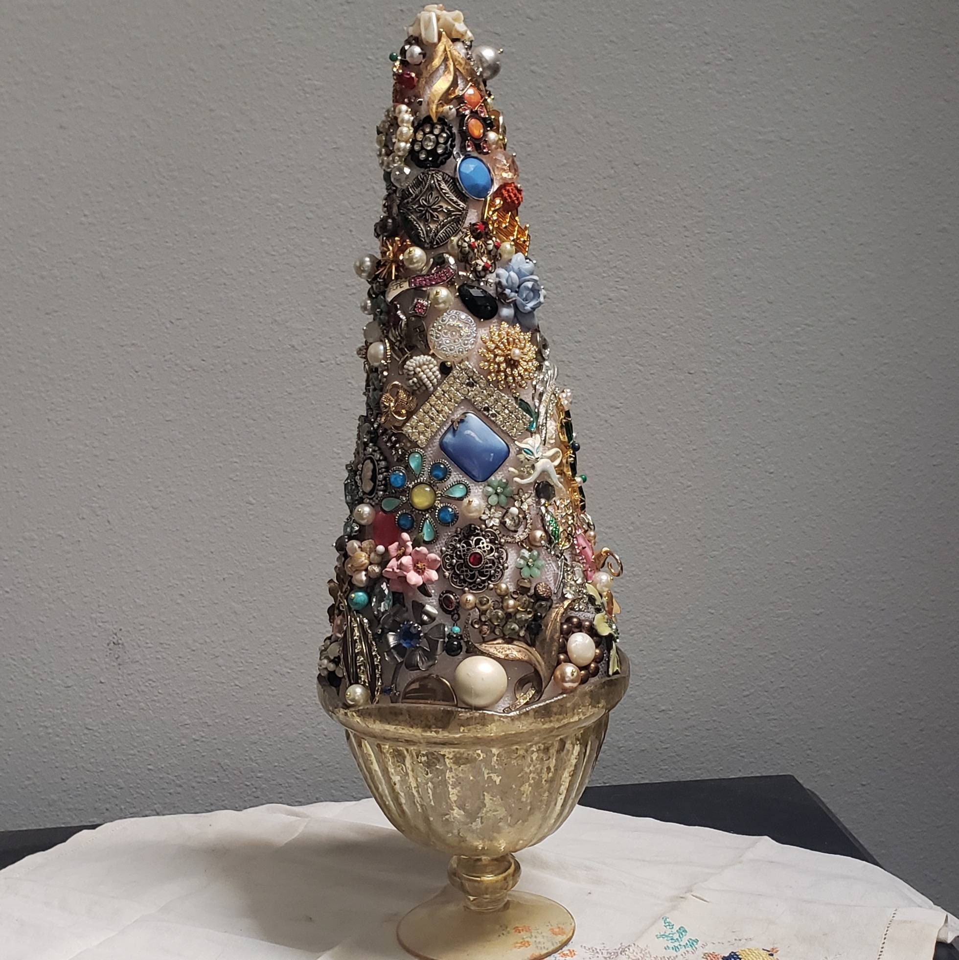 Old jewelry christmas tree clearance
