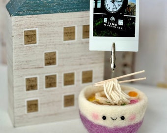 Mini soporte de fotos Purple Ramen / Regalo de fideos / Ramen japonés hecho a mano / Lindo soporte de fotos / Artesanía de fieltro de aguja / regalo único / Regalo de ramen de Japón