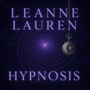 Könnte beinhalten: Buchcover für "Hypnosis" von Leanne Lauren. Es zeigt ein lila Spiralmuster, eine Taschenuhr mit Mond und Stern und einen Sternenhintergrund. Der Titel und der Name des Autors sind weiß.