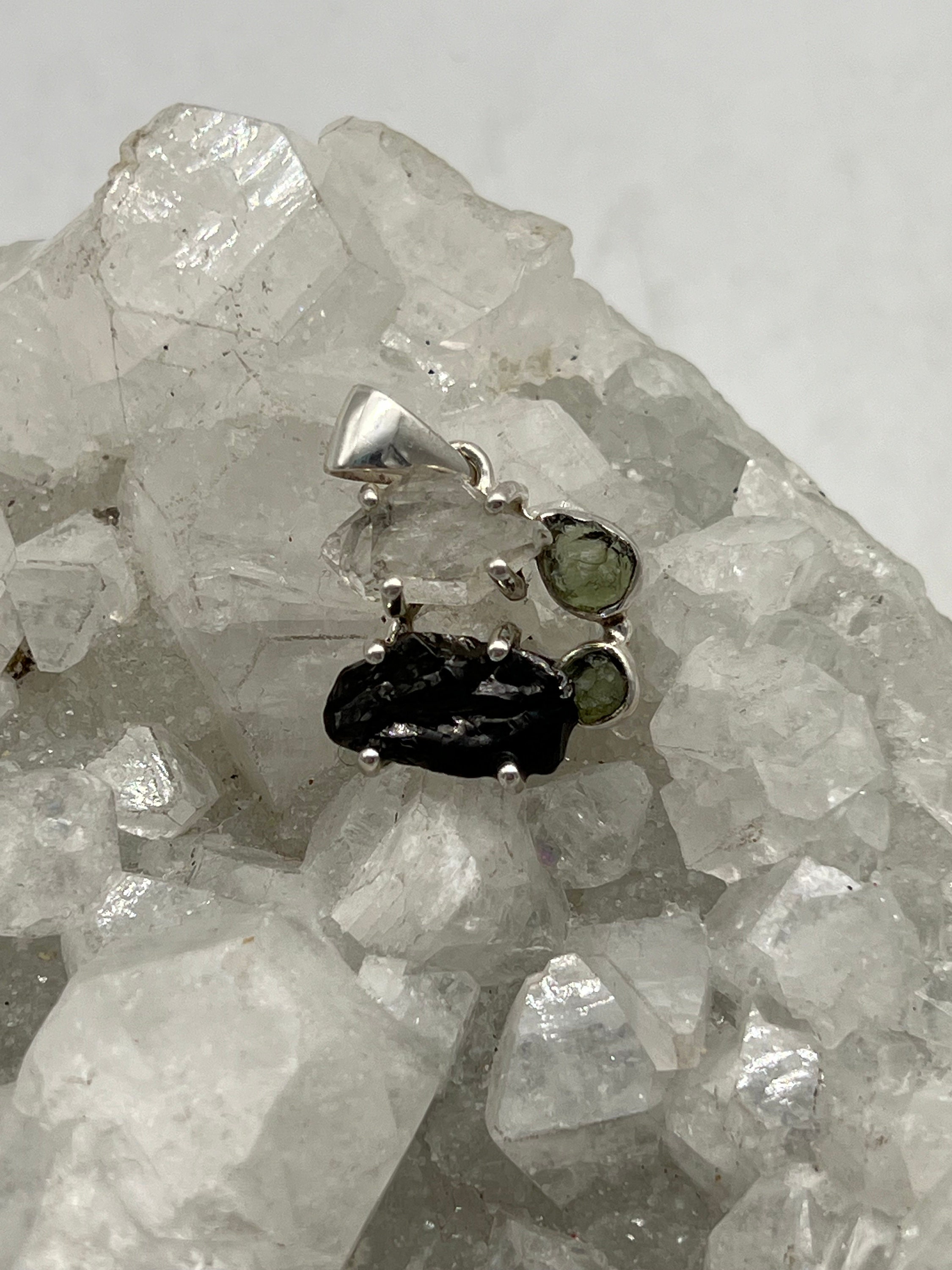 シュンガイト、モルダバイト、ハーキマーダイヤモンドのペンダント