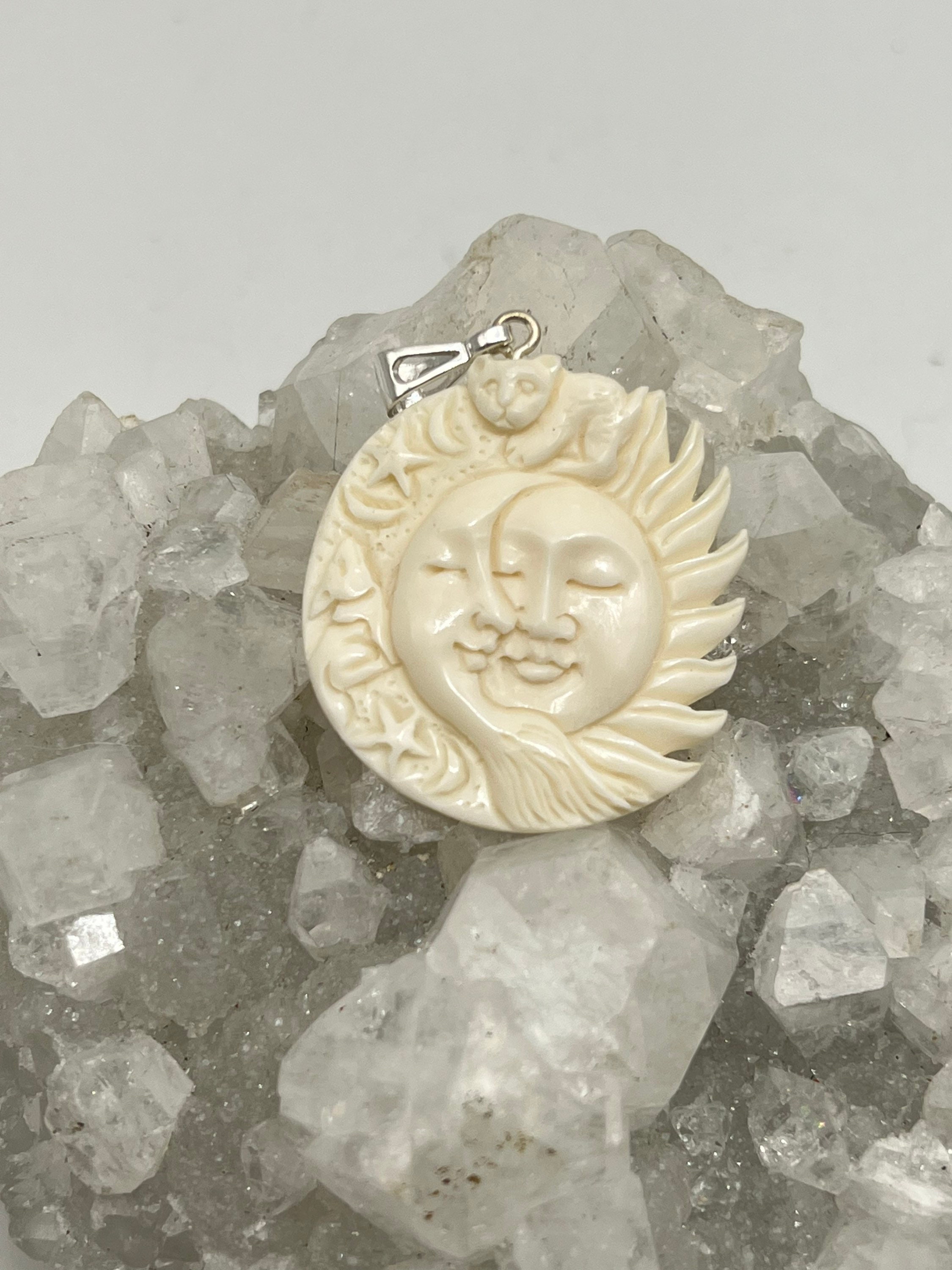 彫刻された牛骨の眠る太陽と月のペンダント - Etsy 日本