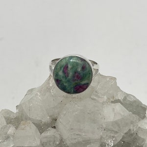 Ring med rubin i fuchsit, storlek 9 1/2