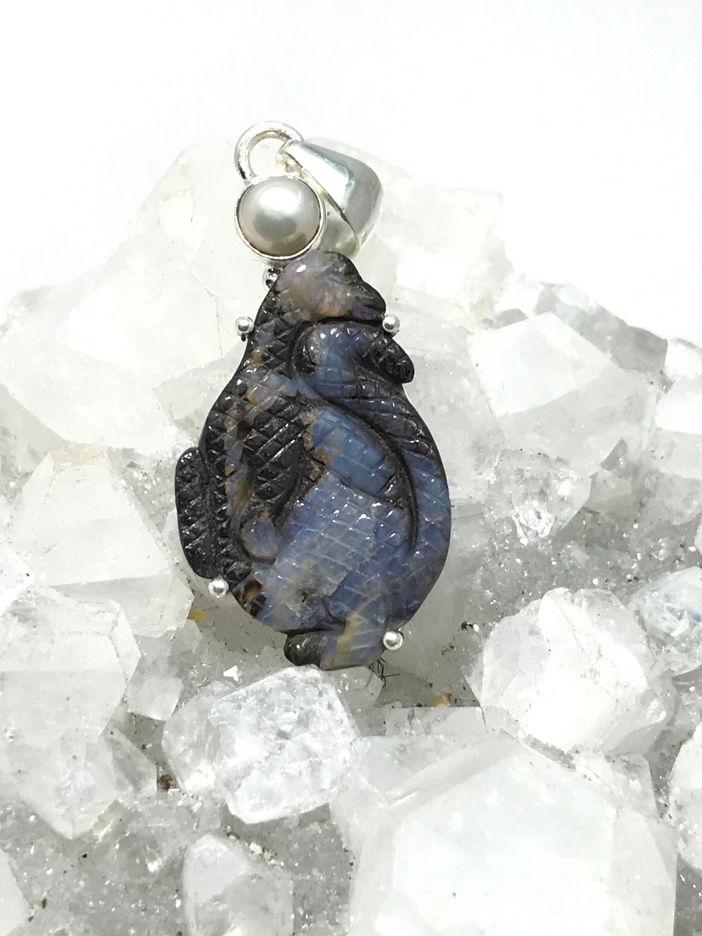 彫刻された天然ボルダーオパールとパールの恐竜ペンダント - Etsy 日本