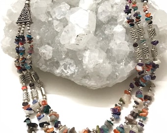 Driestrengige ketting met meerdere edelstenen