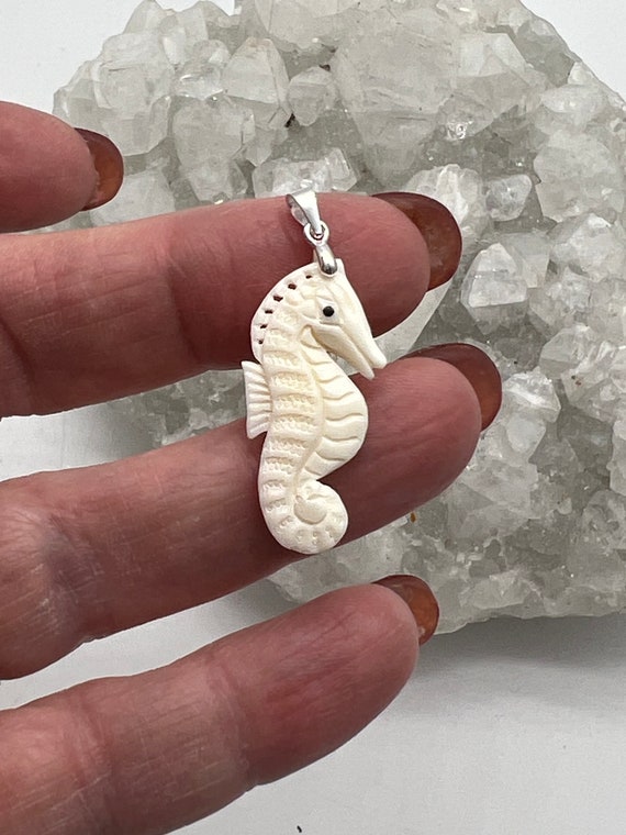 Broche Ancienne Hippocampe Sculpté En Corne Bovine - Artisanat Rare