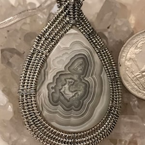Pendentif agate folle en dentelle avec enroulement de fil