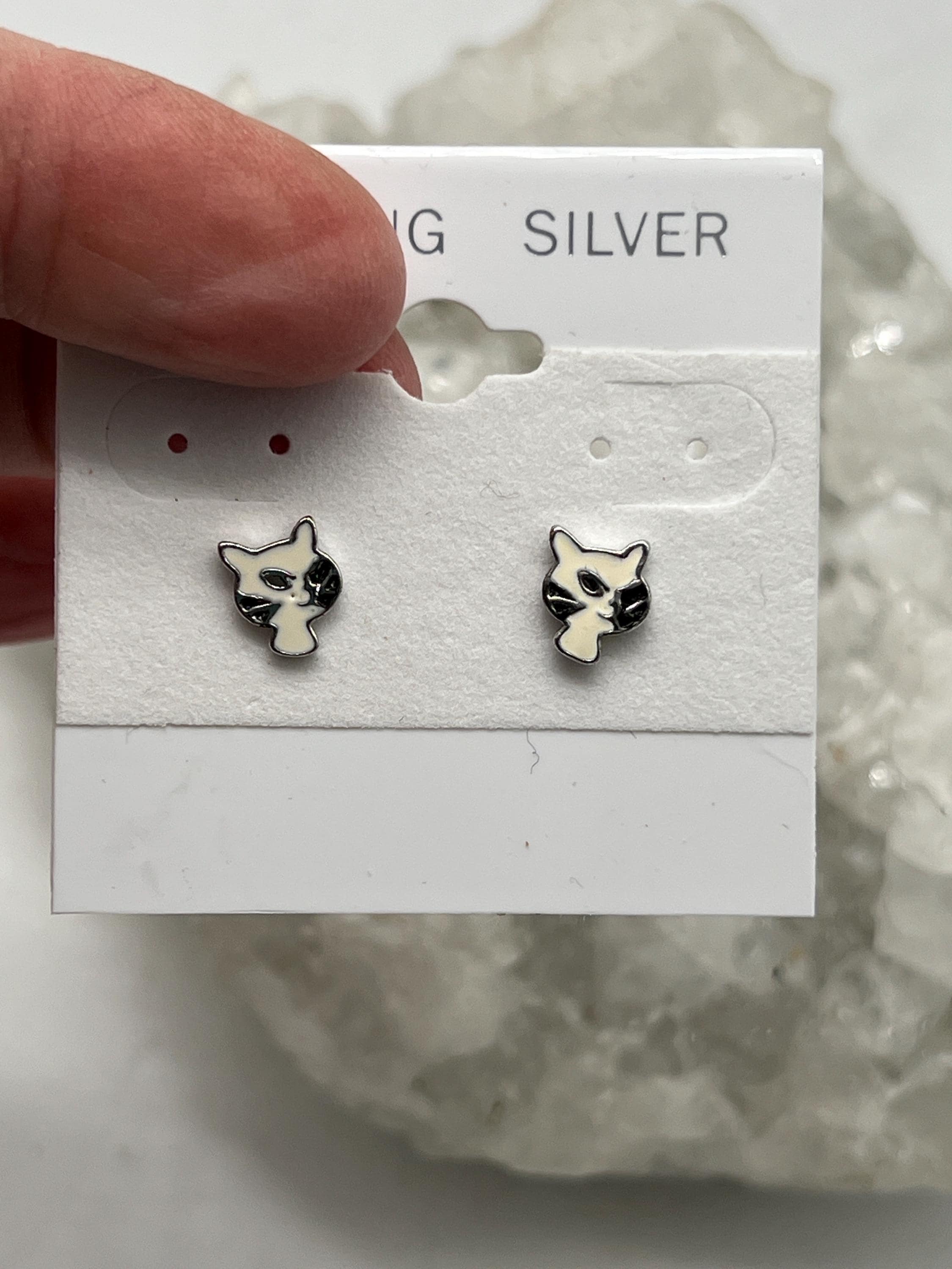 小さな白黒猫のスタッドピアス - Etsy 日本