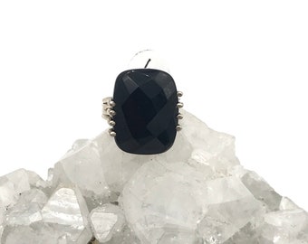 Anillo de ónix negro facetado, talla 6