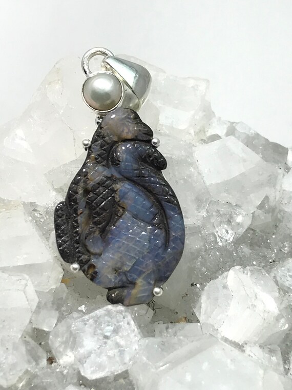 彫刻された天然ボルダーオパールとパールの恐竜ペンダント - Etsy 日本