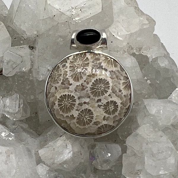 Pendentif corail fossilisé et onyx noir-1"