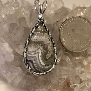 Collier à pendentif en dentelle folle enroulée en agate