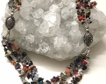 Driestrengige ketting met meerdere edelstenen