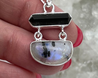 Colgante de piedra lunar y turmalina negra