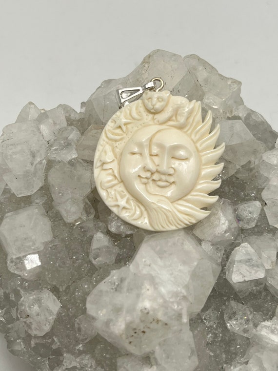 彫刻された牛骨の眠る太陽と月のペンダント - Etsy 日本