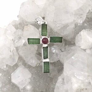 Raues grünes und rosa Turmalin Kreuz | Etsy