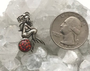 Pequeño colgante de sirena de ópalo de fuego